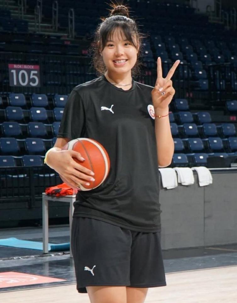 27岁，手握世界杯亚军、亚运双金与三座WCBA总冠军，换别人早就在国内安稳享清福