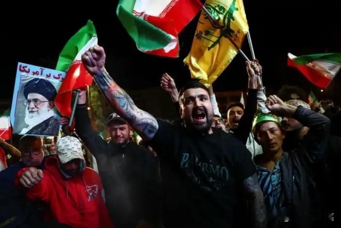 就在刚刚，伊朗首都爆发庆祝活动，民众振臂欢呼。

在美国总统特朗普今天接受了伊朗