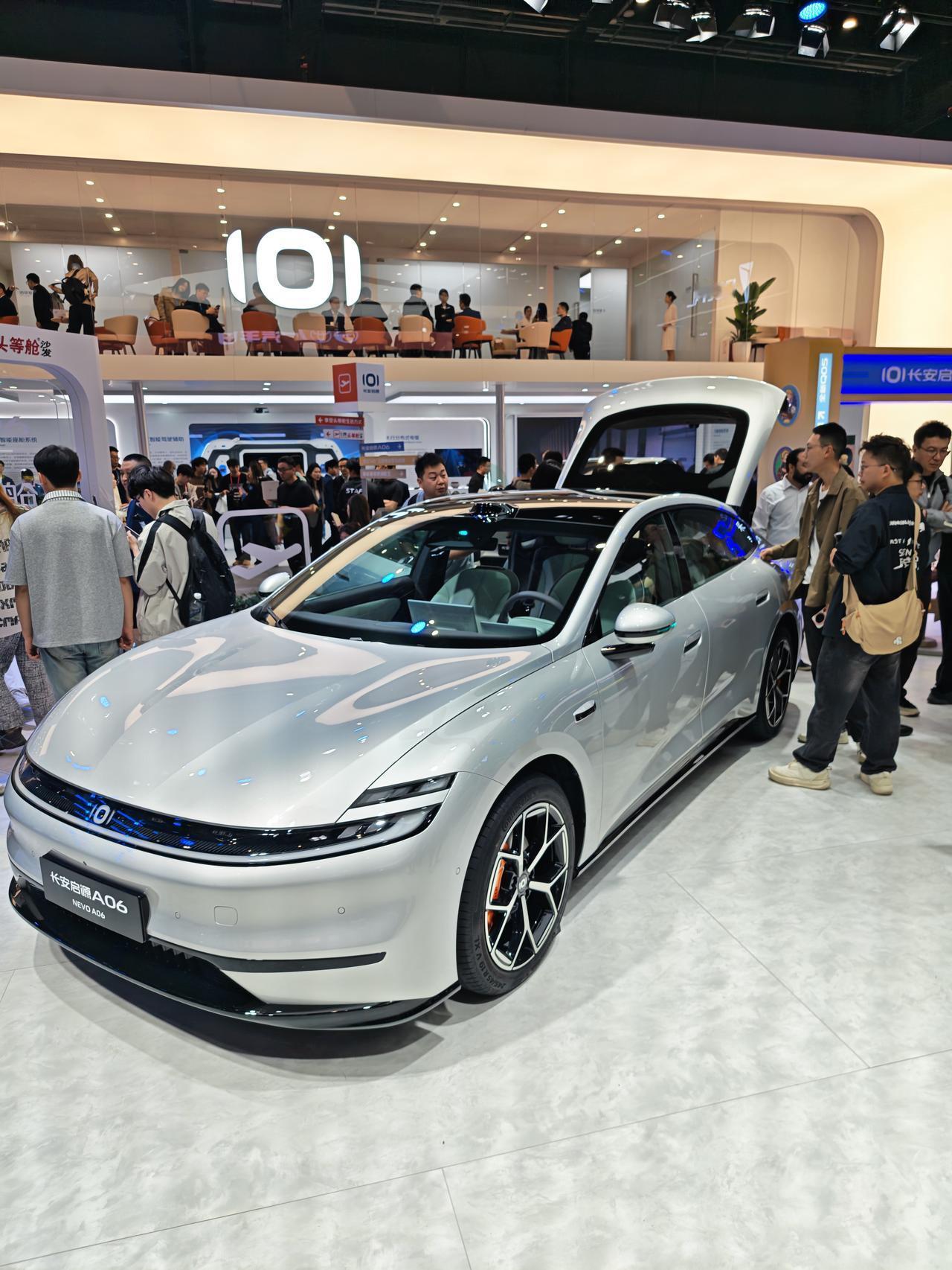 对超高性价比的，咱们普通人能买的好产品，真的是想把它吹爆。

启源A06纯电，唯