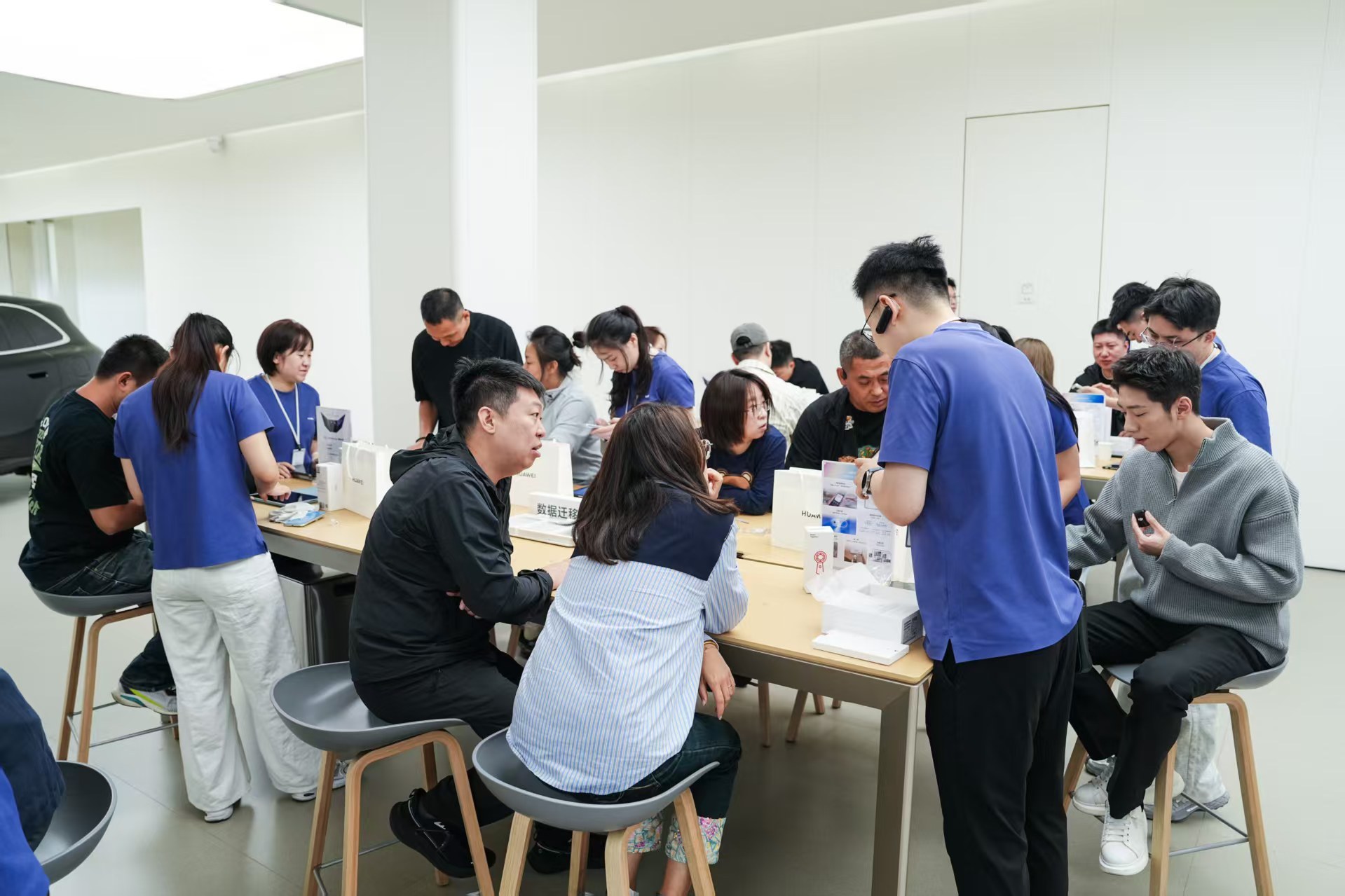 第一批拥有华为阔直板的人出现了华为阔直板开售线下门店大排长龙华为Pura X V