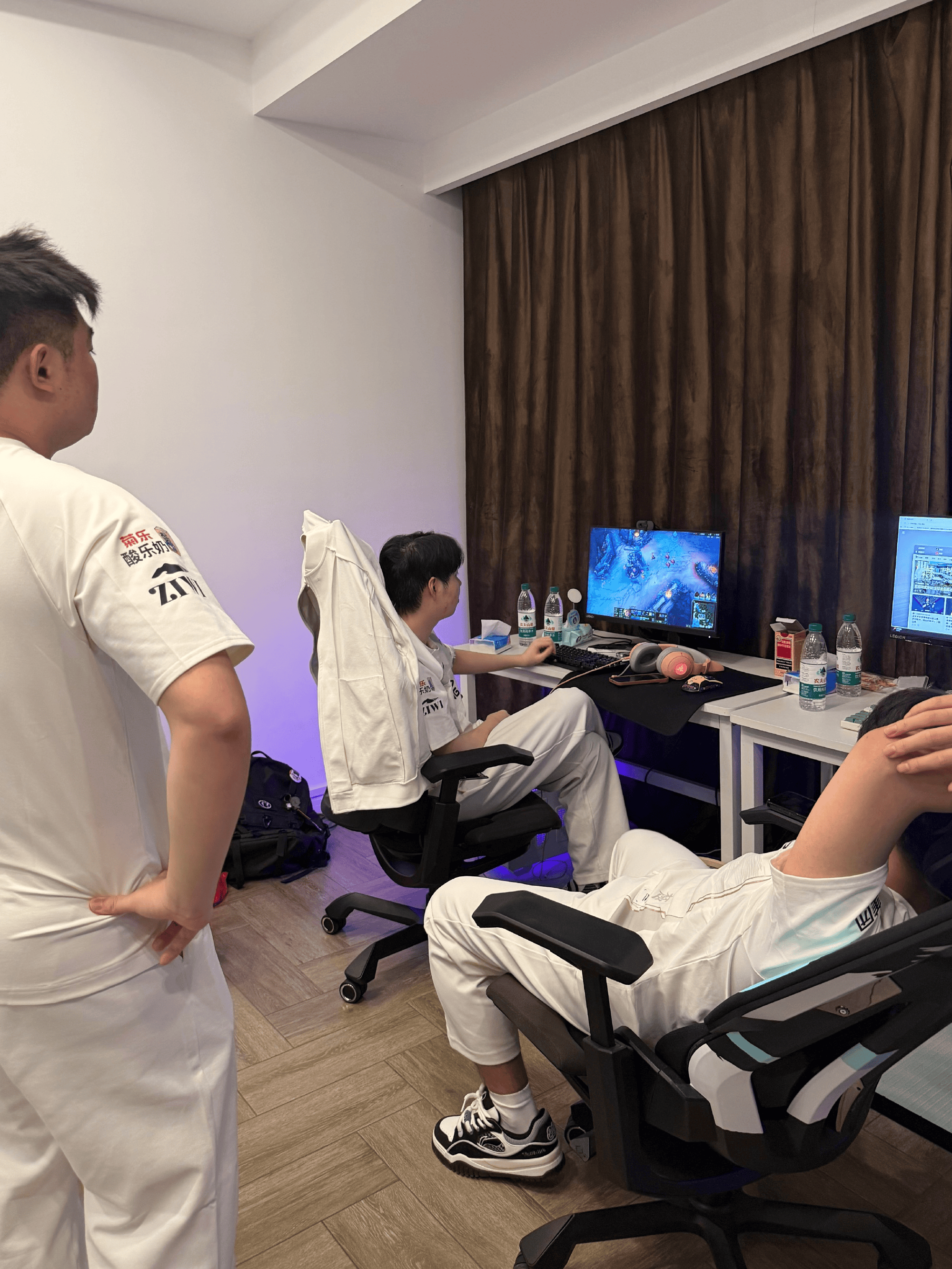 IG基地小故事：首场赛后阿姨做好饭，但没一个人离开训练室