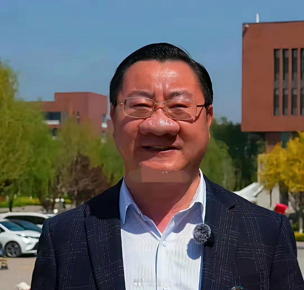 这个鼻子👃🏻可以，可能天才都鼻子大 