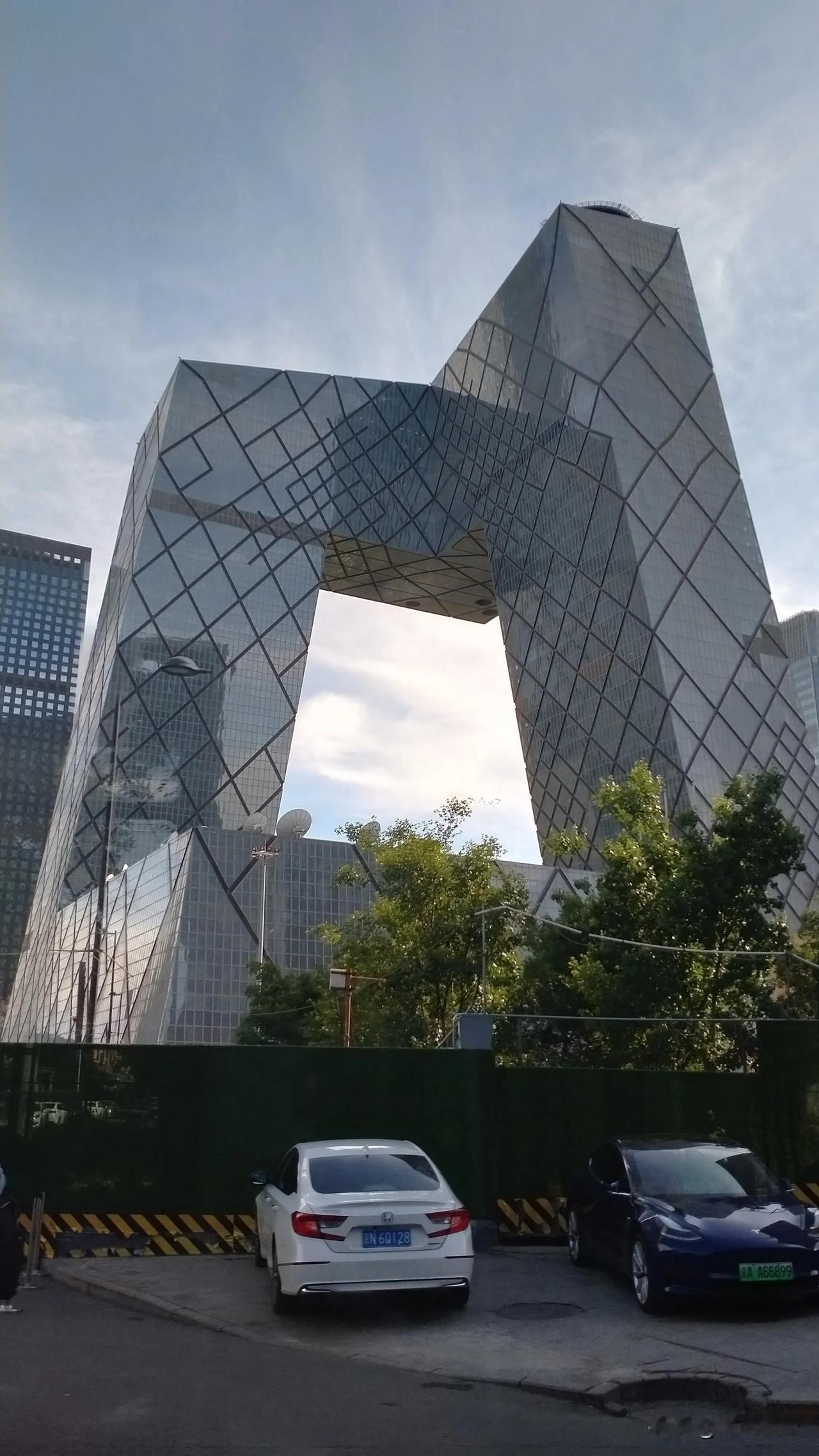 跟孩子出去旅游就是受罪！
孩子盼星星盼月亮，终于去北京旅游了，第一天去爬长城，兴