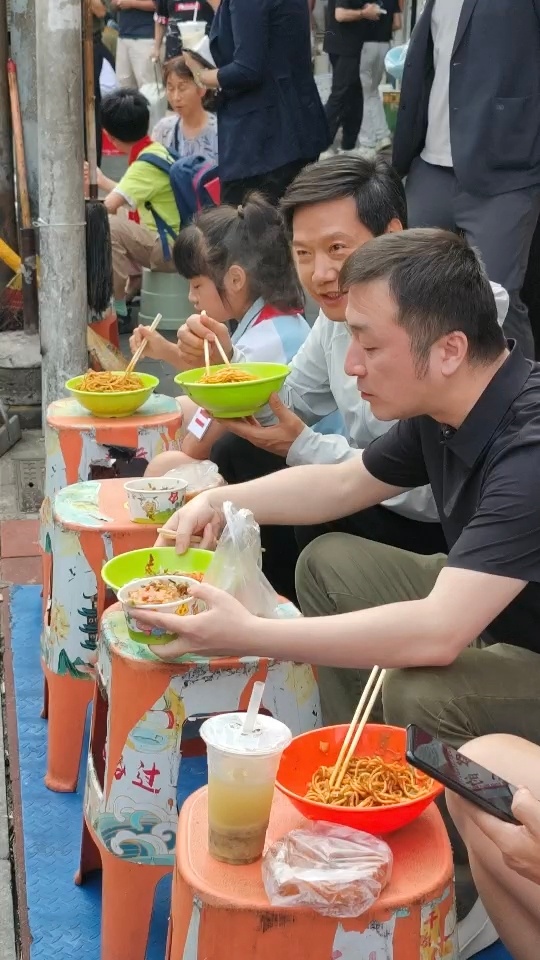 雷军在武汉过早 早上七点半某千亿总裁现身武昌大成路热干面、三鲜豆皮、面窝、绿豆汤