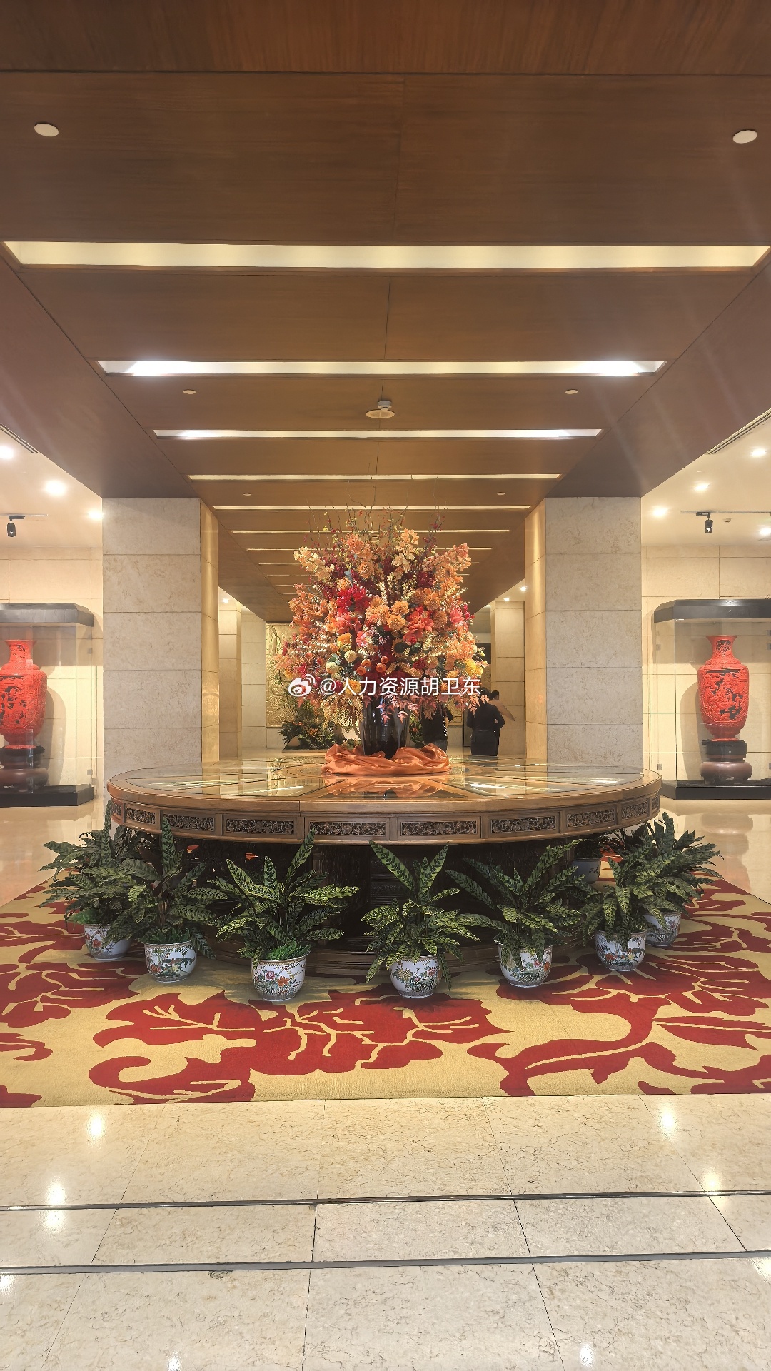 四季的更迭，绘就了世间万千风景;人生的流年,交织着无尽的艰难与希冀。在变幻莫测的