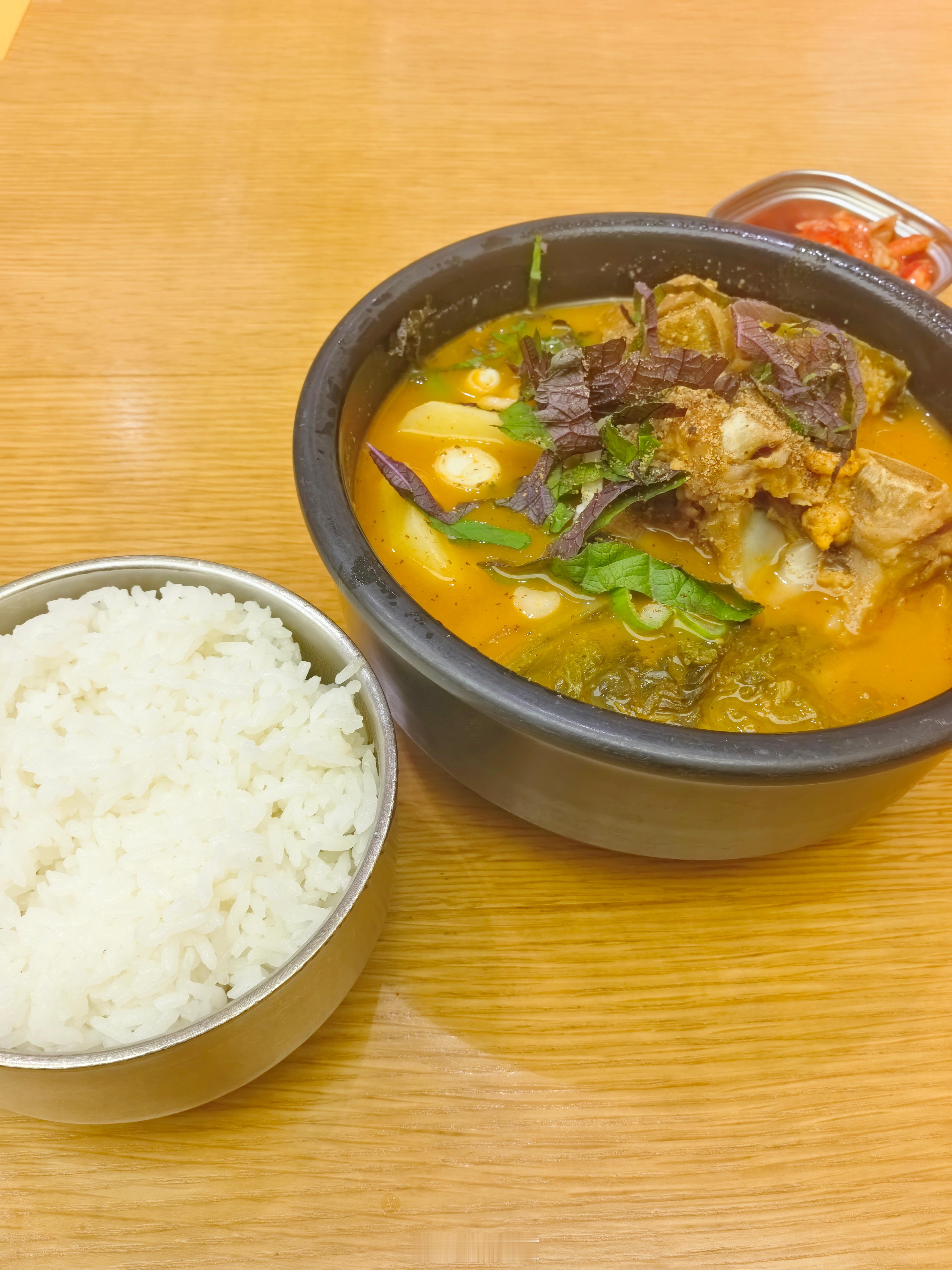 财小夜工作午餐 今天是猪肉🇰🇷韩式龙骨土豆汤配白米饭，折后价37块。两块猪骨