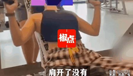 广东佛山，一女子在健身房上私教课时差点被男私教袭胸，女子发现后，立即将对方推开，