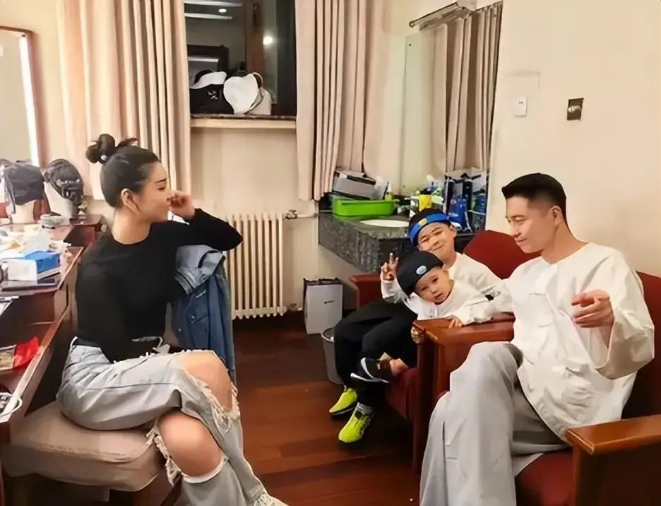多么幸福的一家人！王雷李小萌一家子。
#娱乐圈那点儿事# 
