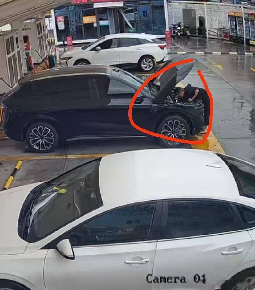 7x那个事情一看就有问题，你看视频前面一个人不知道在前舱搞什么东西，前备箱都被拆