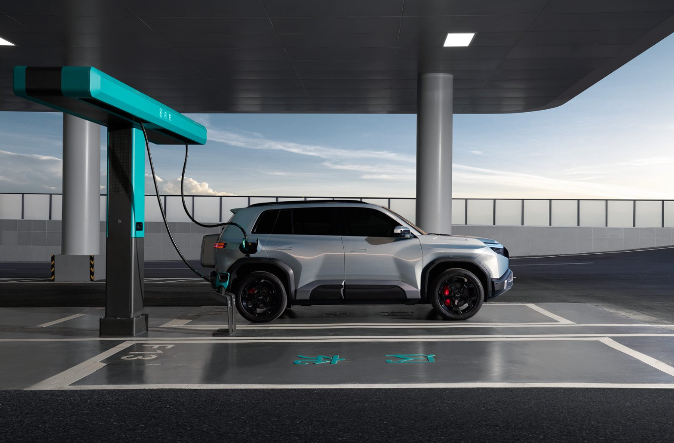 前一阵发布的方程豹钛3闪充版真的是以科技打造豹力新体验，首先就是这台车开创了科潮