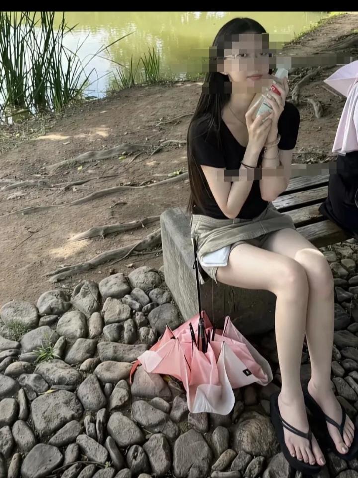 下午在公园散步，听见一对妇女在窃窃私语。红衣女人说:你看那边坐着的女孩，脚那么大