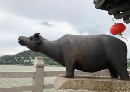 广东潮州有一座与赵州桥、洛阳桥、卢沟桥，并称为中国四大古桥的广济桥，这座中国乃至