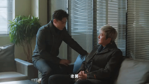 别让郭京飞干这个 郭京飞这是要成为“阿姨心头好”专业户啊！从被迫营业到用歌声征服