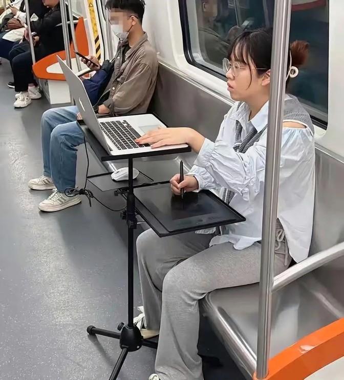 现在社会上有些人总喜欢教育年轻人要给老人让座，其实吧，这事儿得看情况。首先，自己