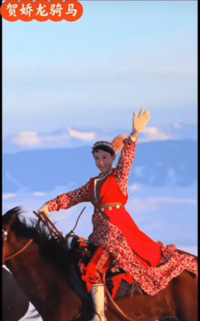 很多人说贺娇龙骑术并不好，在马上一蹦一蹦的，核心力量不是很稳。
在视频里可以很清