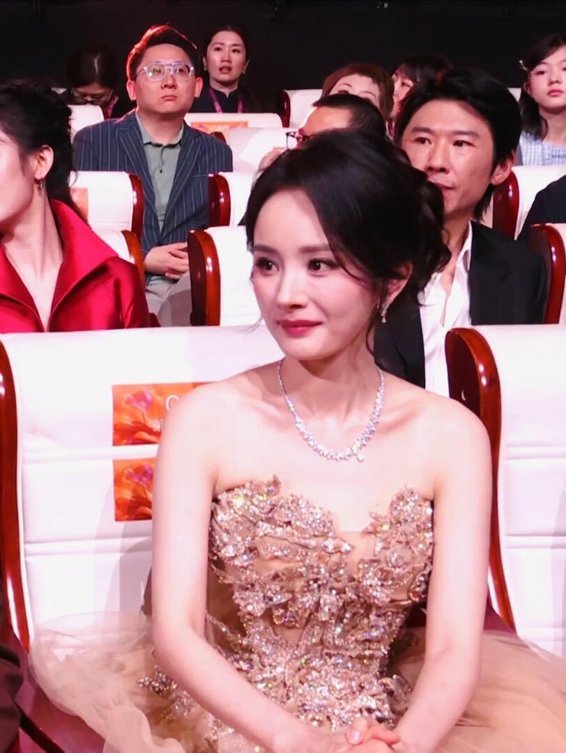 该怎么心疼杨幂，真的奖项绝缘体，就差那么一点点的幸运儿，奖运很差，很心疼她眼里的