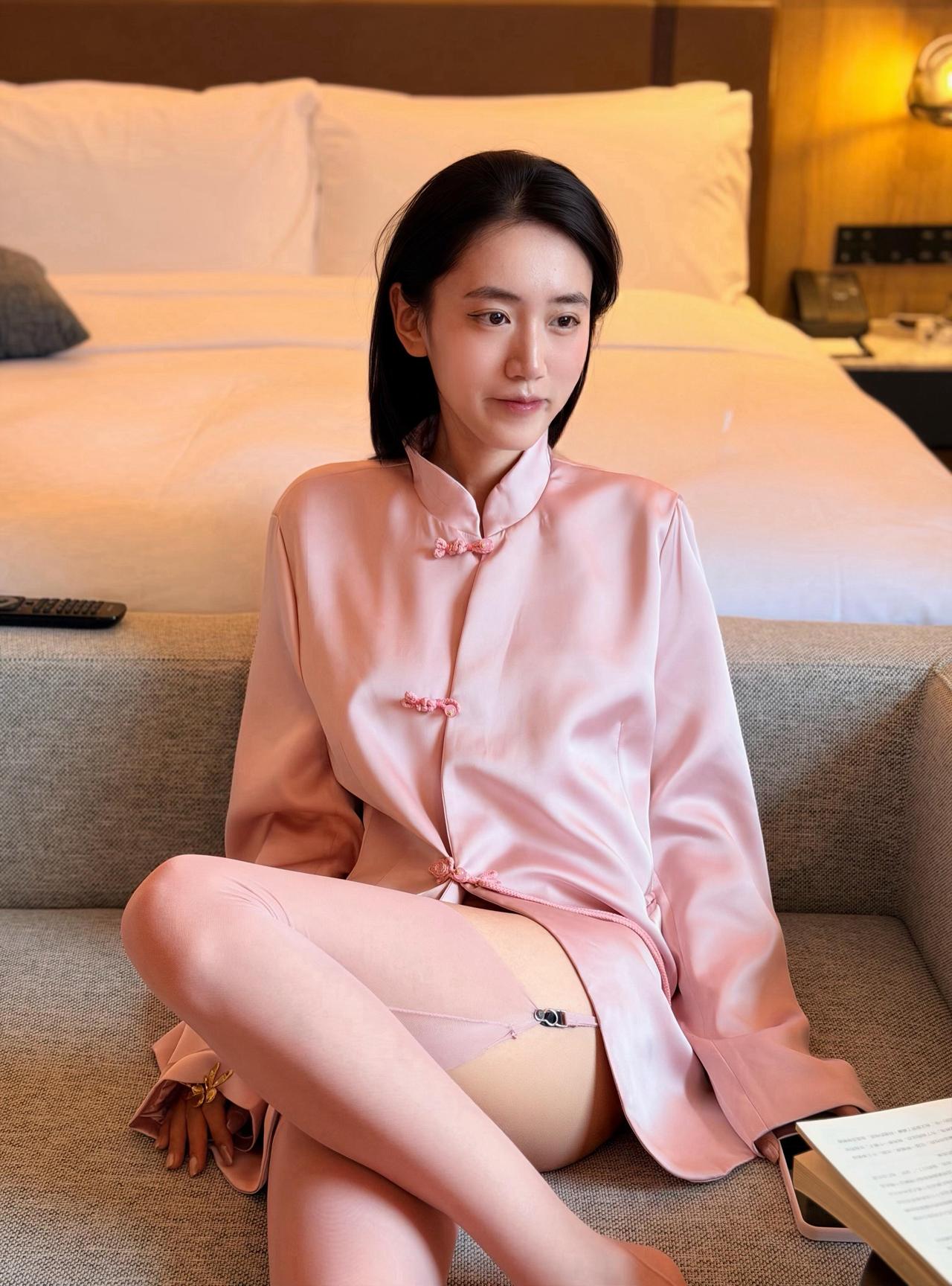 粉嫩睡衣，慵懒午后，酒店房间的温馨时光。有没有一张随手拍是你的满意之作 发出你相