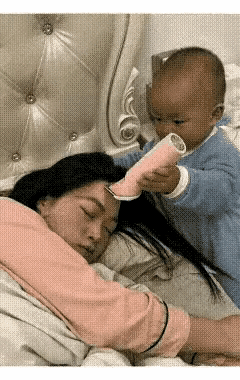 这一岁的孩子有当托尼的潜质啊！
当他用理发的推子（天津话）一推子下去，他妈在未来