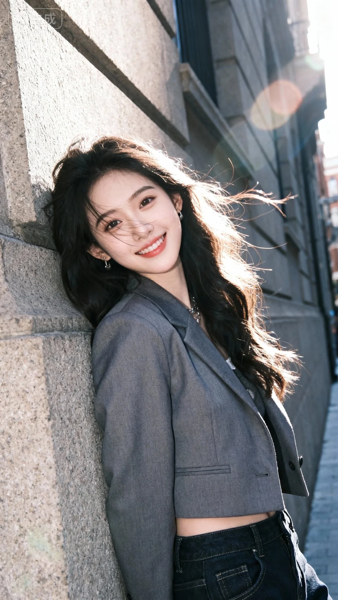 真实摄影，亚洲美少女薇薇，身着灰色西装外套、深色牛仔裤，倚靠在城市建筑的石墙上