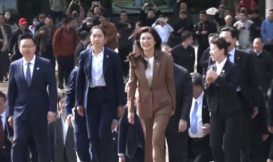 郑主席身边这位女保镖，虽清秀靓颖，亭亭玉立。但身怀绝技，智勇双全！