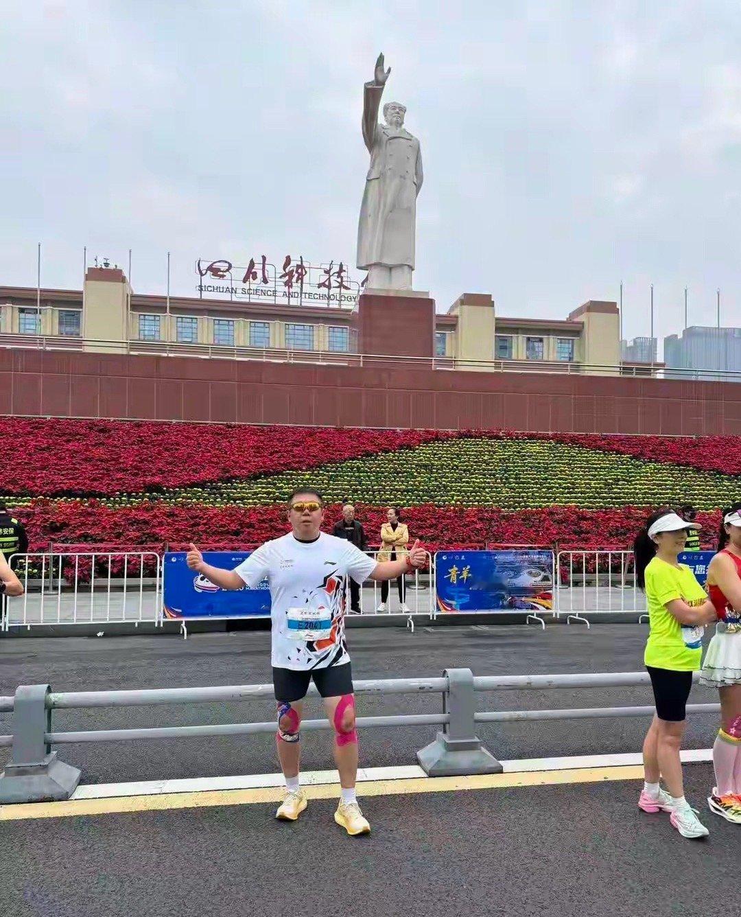 成马最后一名完赛者收到特殊礼遇2026成都马拉松收官，来自陕西咸阳核工业二一五医