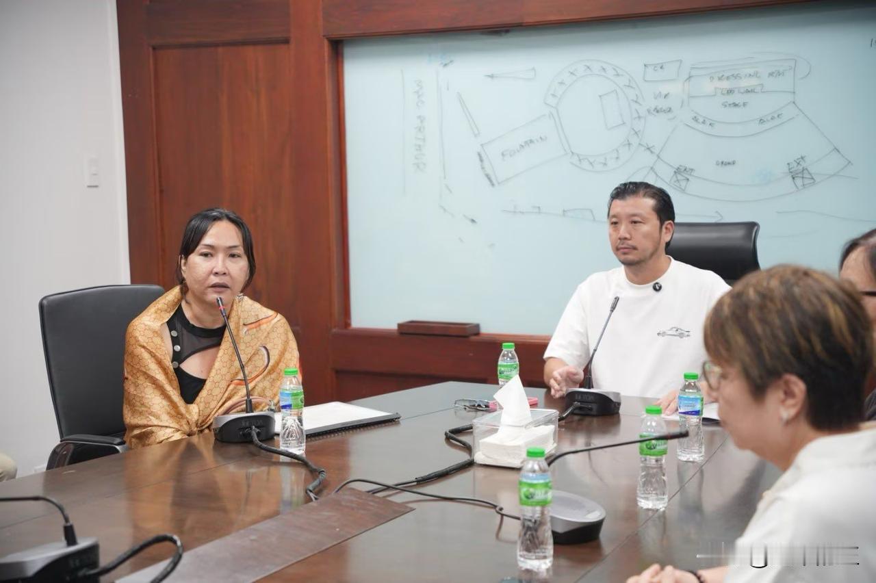 菲律宾巴伦苏埃拉市市长韦斯·加查利安已会见阿曼达·阿尔瓦雷斯。后者因在社交媒体上