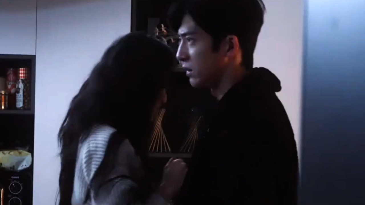 我滴妈震撼美味！嘴唇一圈都亲红了！luke那个冷脸，好像正跟女朋友亲热，突然被外