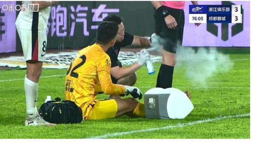 哈哈，直播吧报道一批裁判（邢琦、顾春含、刘威、施祥、邓波、何龙）挂哨的消息，没有