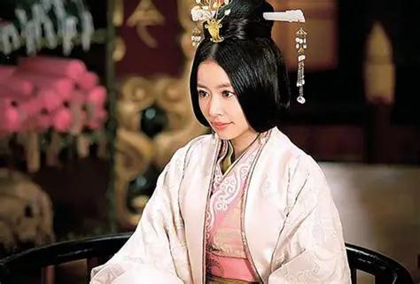 公元25年，刘秀称帝，连夜派人南下接发妻。阴丽华等了整整三年。三年前，他们新婚才