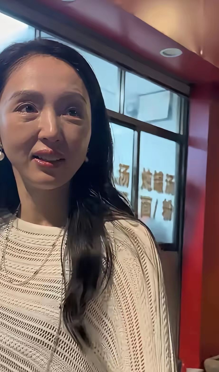 董璇才四十多岁，看着像六七十岁的样子，都是用着名贵的护肤品，看来效果也不怎么样。