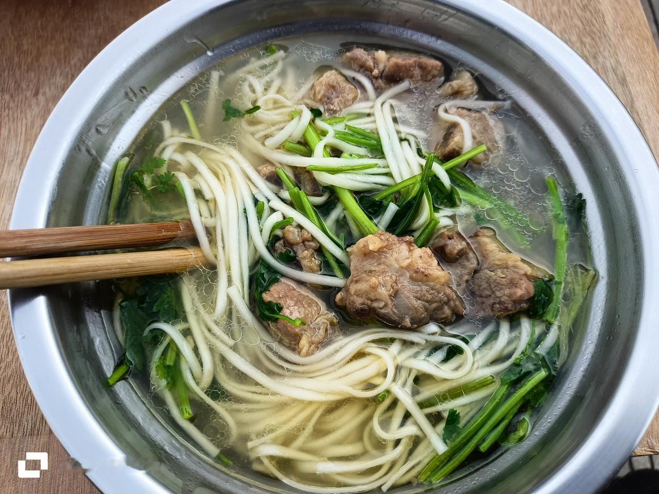 退休老俩口自驾云南永平县，驻车曲硐文化旅游区游客服务中心，这里离农贸市场仅有百米
