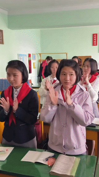这些都是朝鲜🇰🇵学校里的学生。
他们和我们一样也会佩戴“红领巾”？
只不过戴