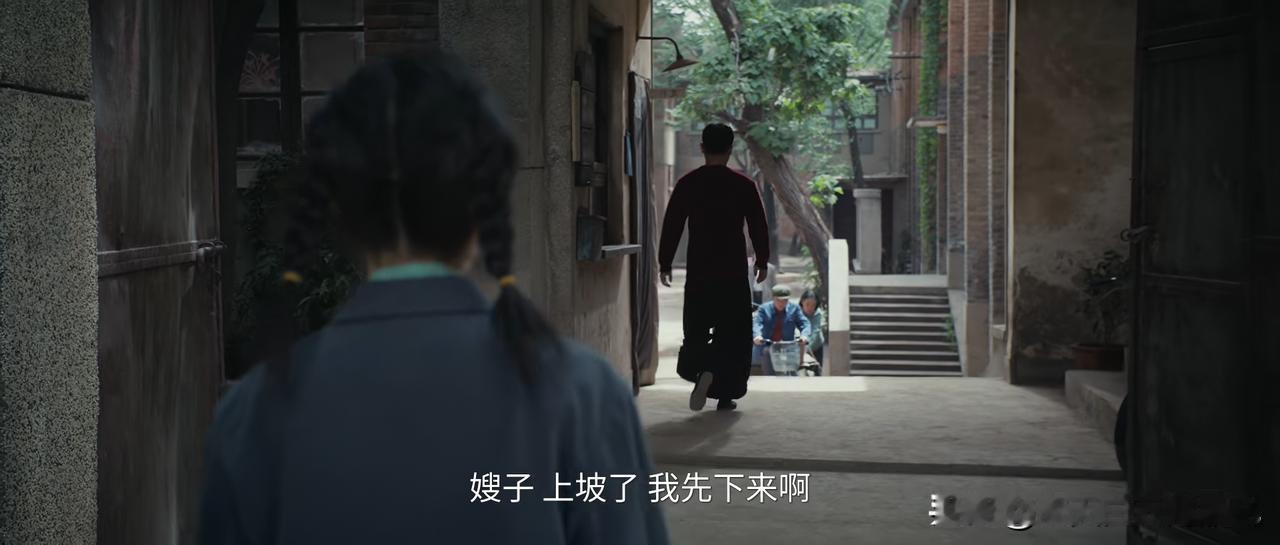 黄正经离开，何大锤亲自骑着三轮车去送

苟师看到过来时特意跑过去帮忙往上推。
