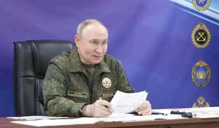 普京换装背后的信号：从“政治博弈”转向“战时统帅”！！！熟悉克里姆林宫政治符号的