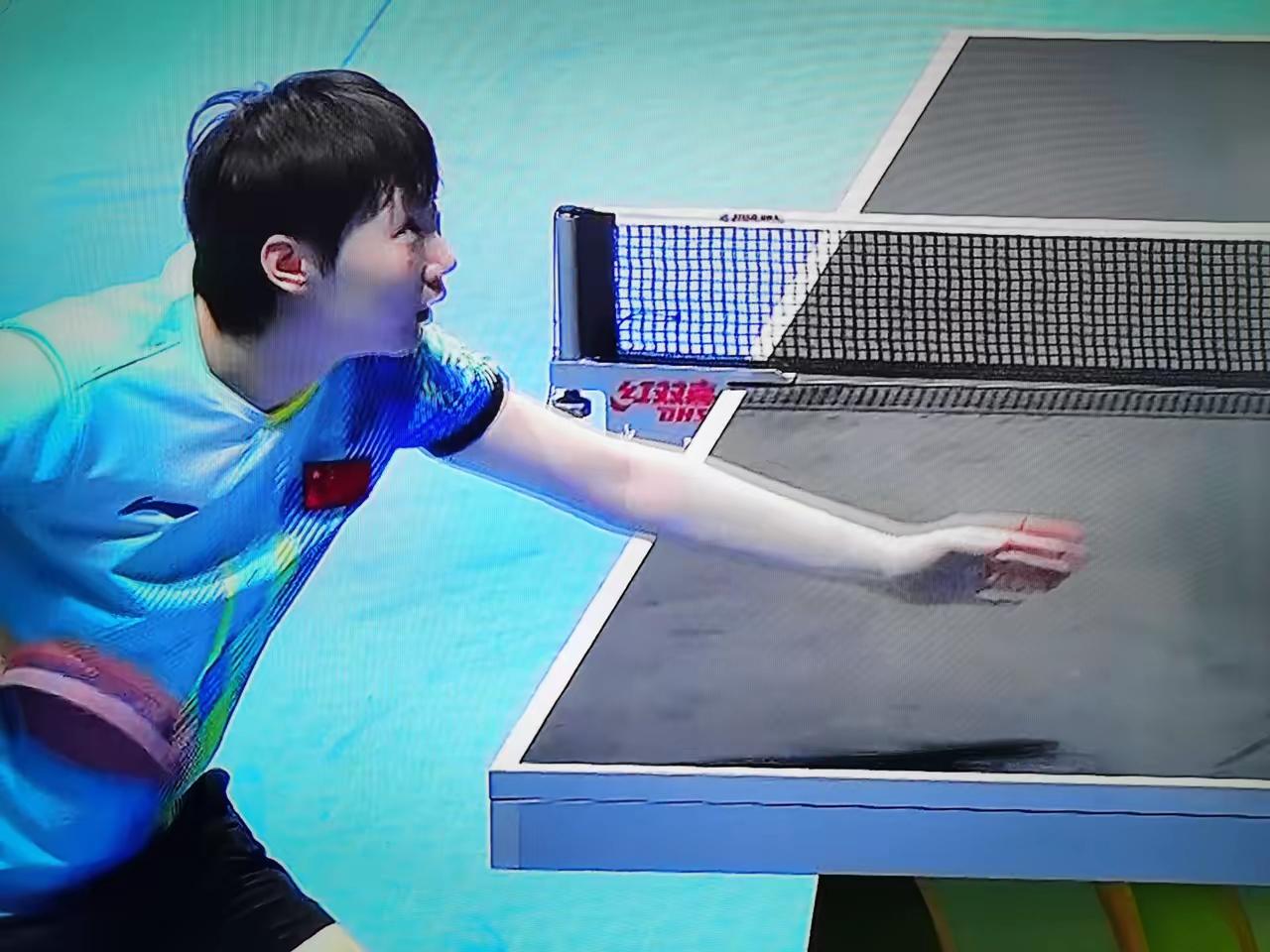 王曼昱4:0横扫伊朗美诚进8强，为中国女乒夺冠增加了把握。
在澳门乒乓球单打世界