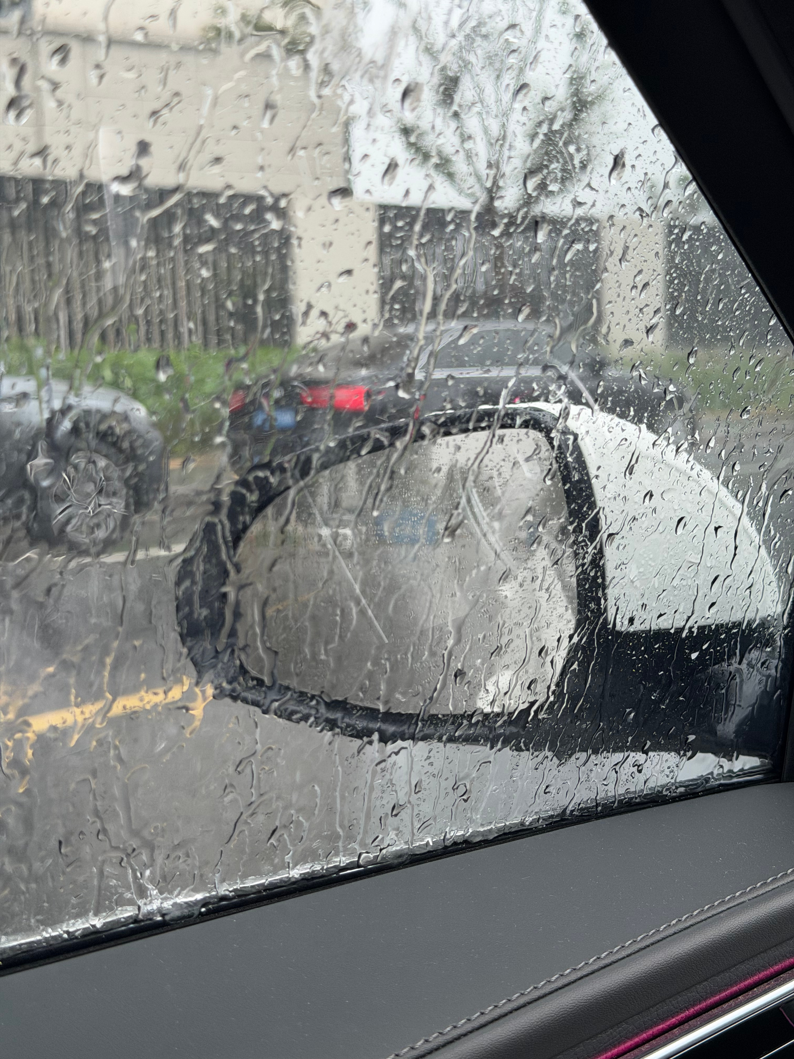 我们穷人洗车都是趁着大雨，把车开出来洗的