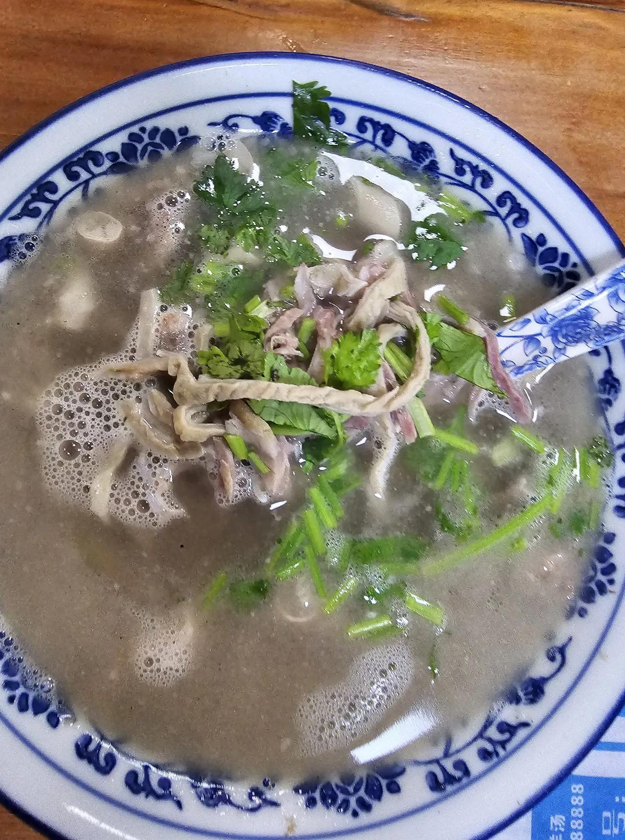 #晒出相册最近的一张美食照片#这是在河北平泉市树林羊汤馆品尝的羊汤配饼。
也许这