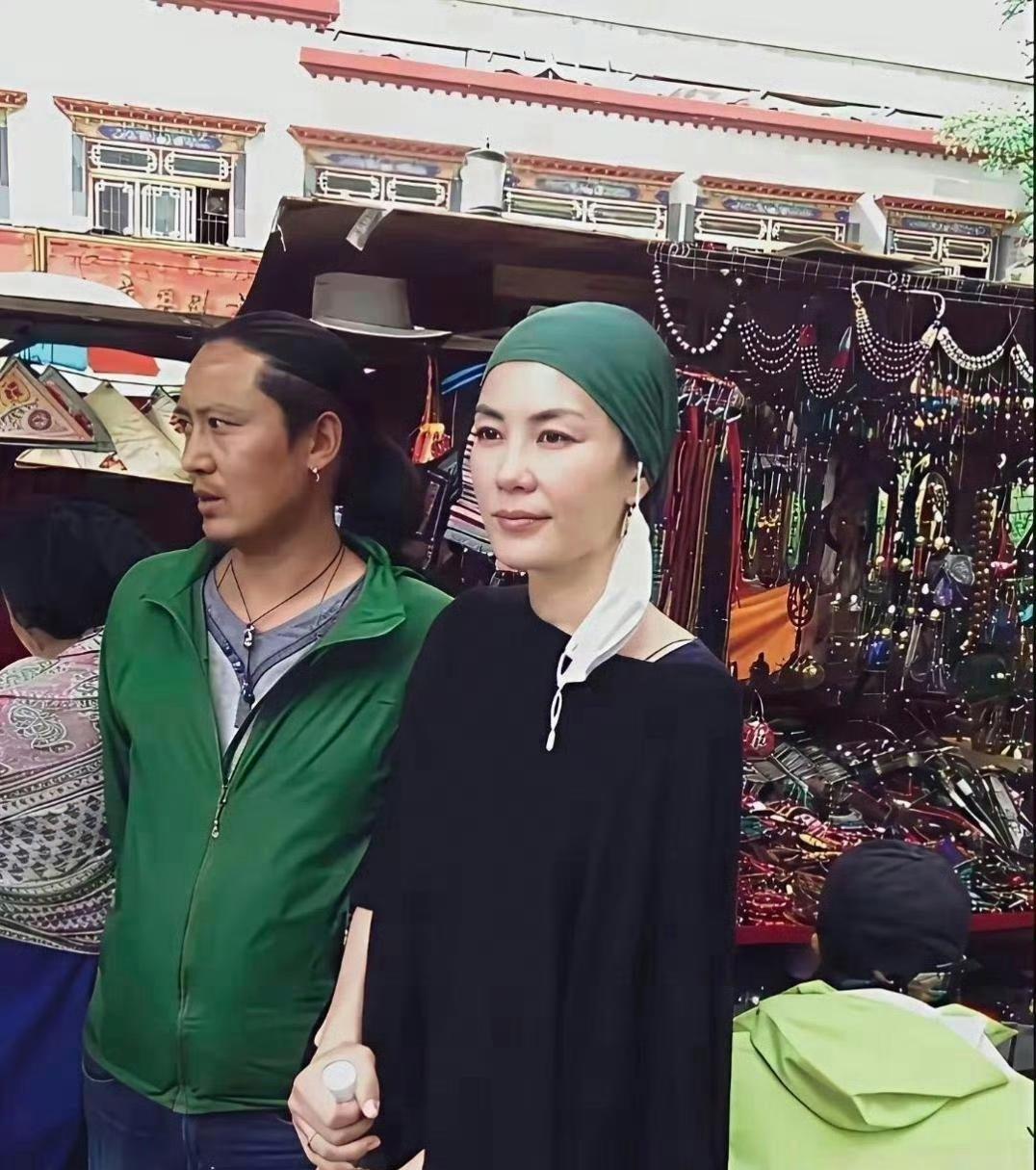 57岁王菲西藏拉萨街市现身，笃信佛学的王菲基本每一年去西藏朝圣拜佛，这一次她低调