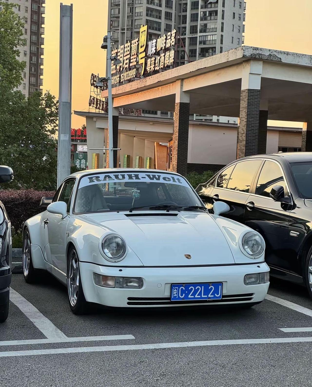 保时捷911（964世代）964诞生于1989–1994年，是首款搭载四轮驱动的