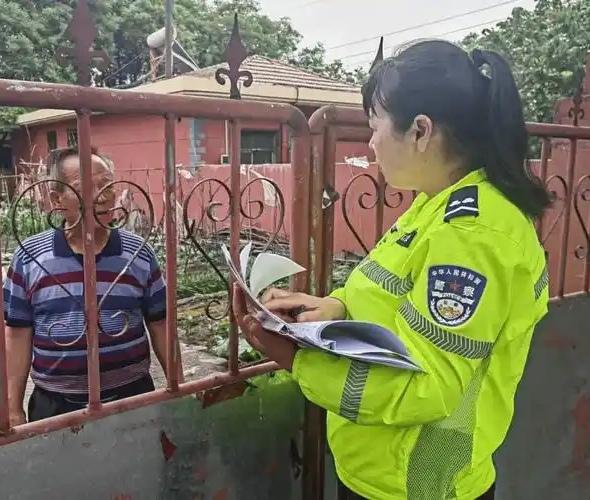 辅警‌可以在社区走访时依法收集公民个人信息‌，但必须严格遵守相关法律法规，并在民