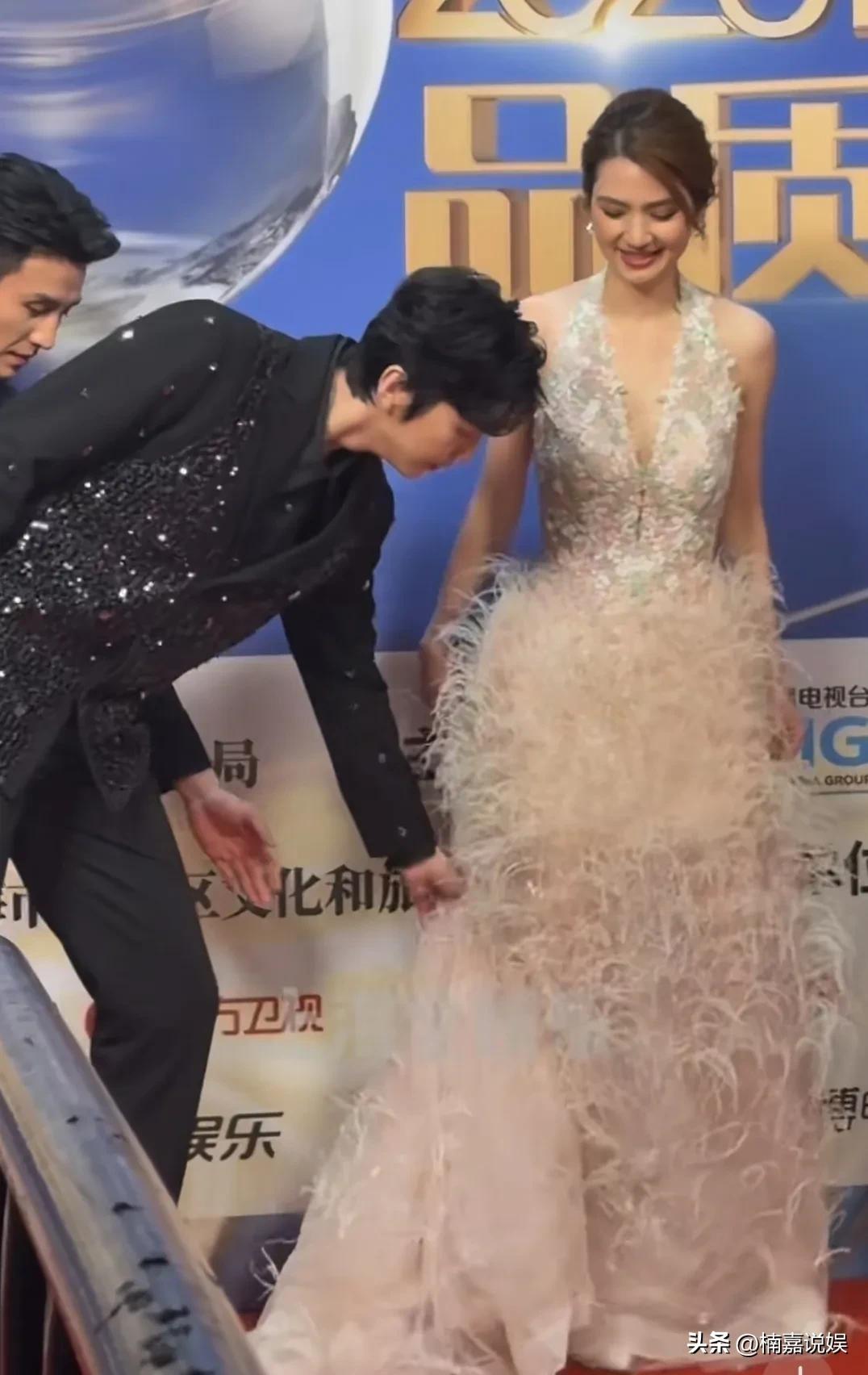 洪欣和儿子张镐濂一同出席活动，果然靓妈无丑子，好基因都是有遗传的。
54岁的洪欣