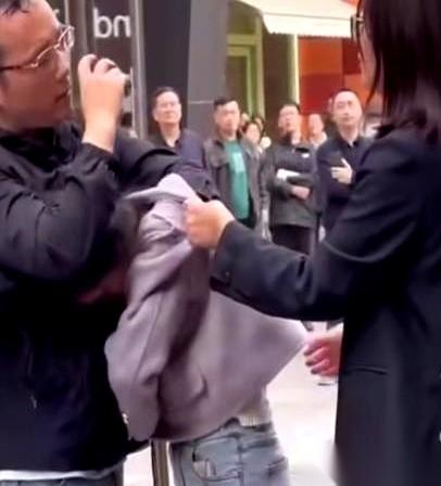 门推开的那一秒，我都替那个原配觉得五雷轰顶。
屋里那个女人穿着宽大的男款T恤，头