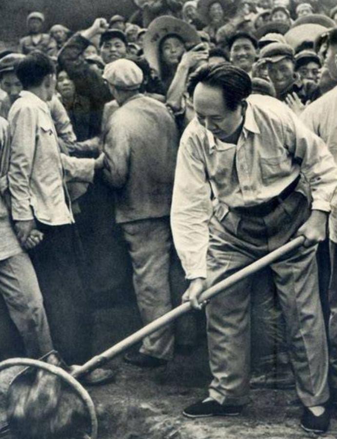 伟人曾一针见血地指出：人的变坏，往往是从脱离劳动开始的。所以他立下规矩——干部必