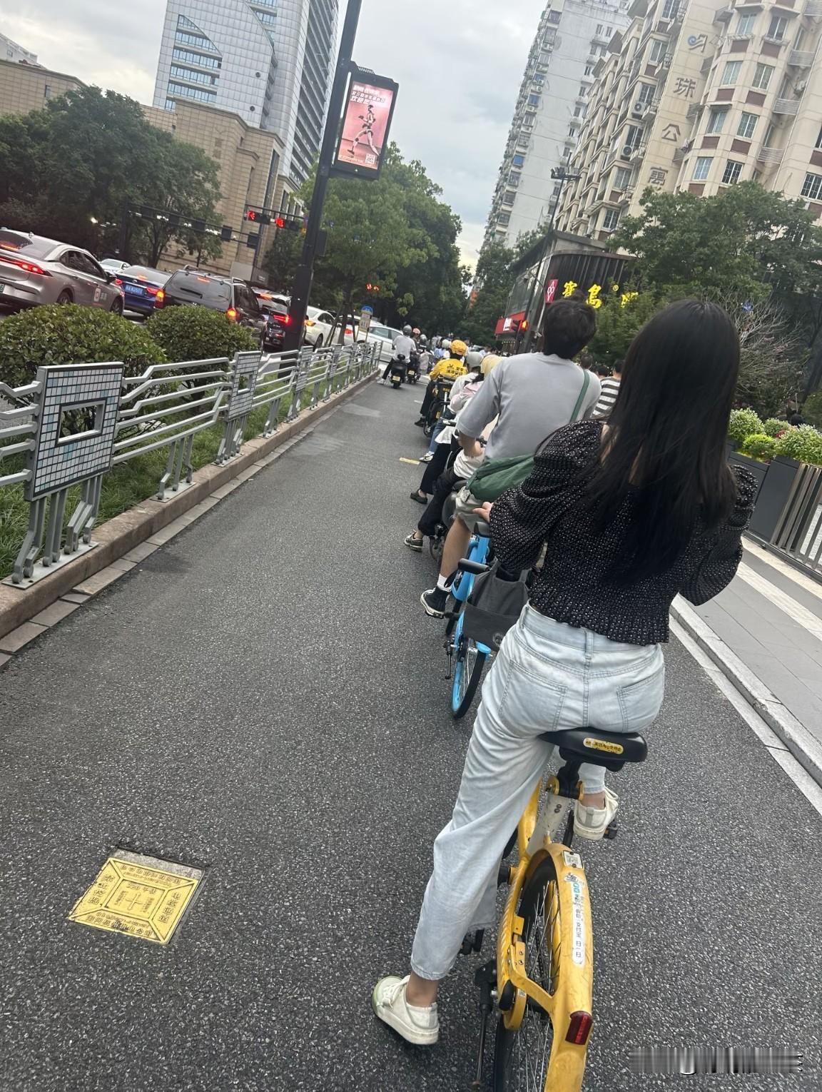 猜猜这是哪？早上上班途中行人灯红灯的景象，太规矩了！