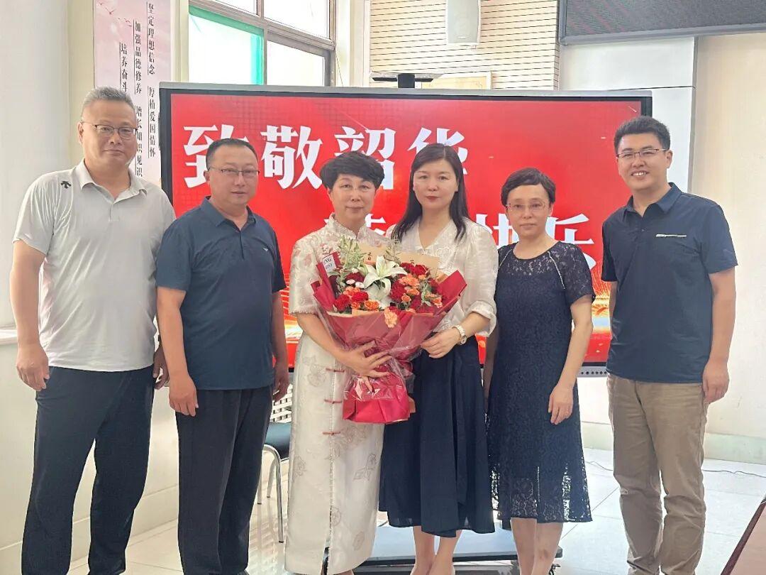 山东德州市北园小学近日举行老校长李开梅老师荣休仪式，王芳校长送上真挚祝福！
​