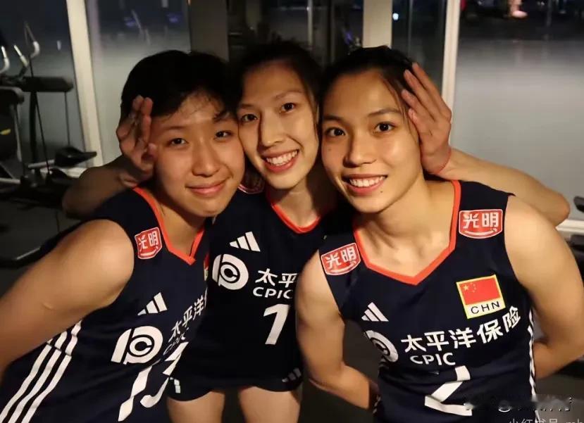 【活力满满状态棒棒主攻线】
年轻的中国女排顺利晋级总决赛，主攻线三名年轻队员发挥