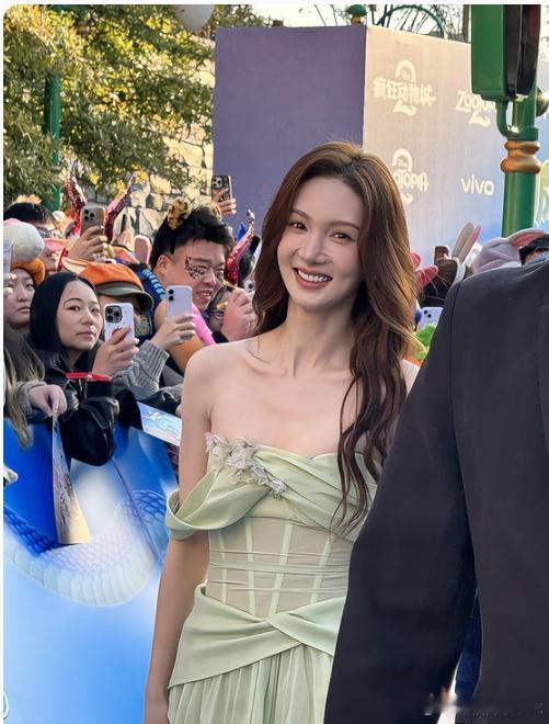 金晨怎么变这样了是太瘦了还是整容的后遗症？感觉脸要崩开了，整容需谨慎啊。 