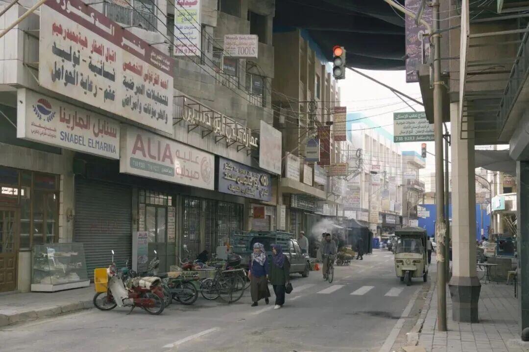 《龙餐馆》实搭的中东街景与微缩沙盘模型置景对比 