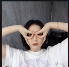 高叶白色萨摩耶本耶 哈哈哈哈哈哈高叶也是加入表情包大户的行列了[哈哈]直播镜头里