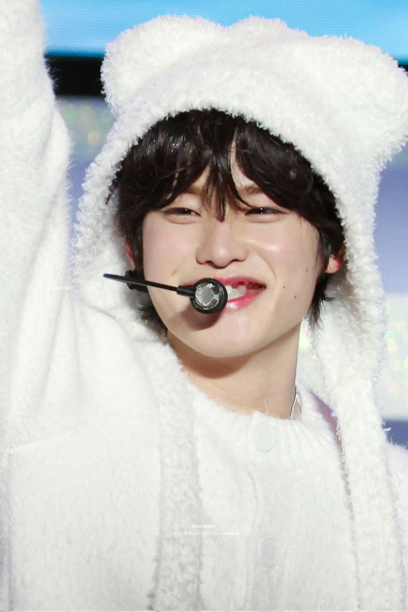 其实今天的脸颊肉跟之前首尔见面会的一样只不过那天头发放下来且做了卷发还戴了帽子没